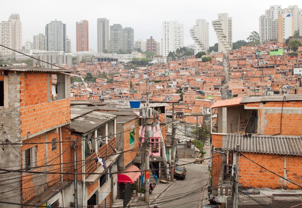 Democracia no combate às desigualdades: foto de periferia